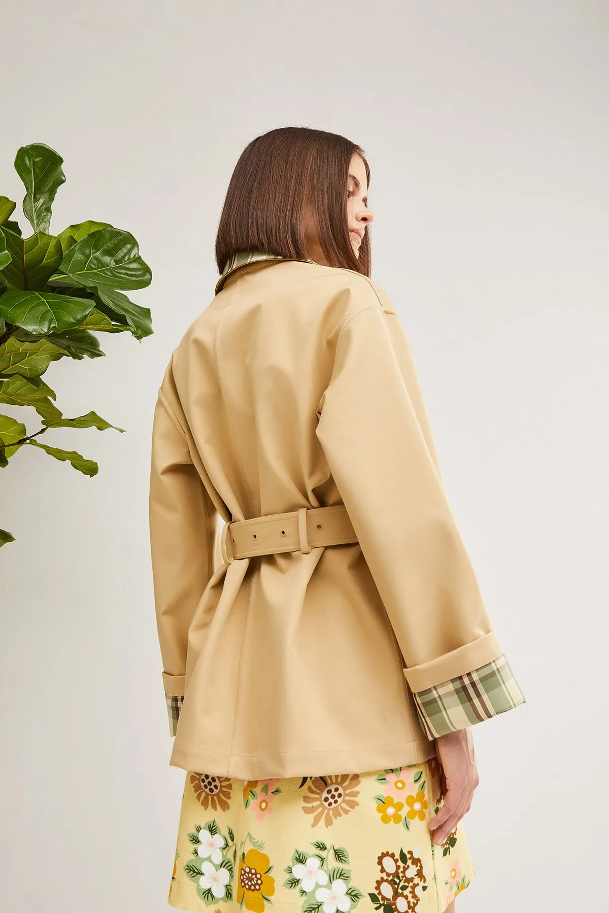 Short trench coat with belt